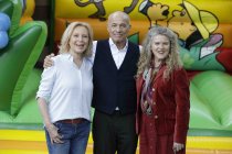 Deutsche Schauspieler Maren Kroymann, Heiner Lauterbach und Barbara Sukowa bei den Dreharbeiten für „Enkel für Anfänger“ am Dellbrücker Mauspfad in Köln (© Thomas Brill)