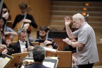 Ungarische Dirigent Peter Eötvös leitet das Königliche Concertgebouworchester Amsterdam in der Philharmonie Köln (© Thomas Brill)