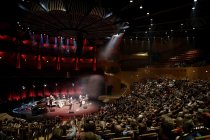 Deutsche Indie-Pop-Band Erdmöbel geben mit dem Kaiser Quartett ein „30 Jahre ERDMÖBEL"-Jubiläumskonzert in der Kölner Philharmonie (© Thomas Brill)