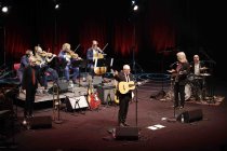 Deutsche Indie-Pop-Band Erdmöbel geben mit dem Kaiser Quartett ein „30 Jahre ERDMÖBEL"-Jubiläumskonzert in der Kölner Philharmonie (© Thomas Brill)