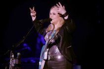 Amerikanische Singer/Songwriterin Melissa Etheridge gastiert auf ihrer "Yes I Am – 25th Anniversary"-Tour in der Mitsubishi Electric Halle Düsseldorf (&copy; Thomas Brill)