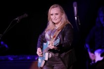 Amerikanische Singer/Songwriterin Melissa Etheridge gastiert auf ihrer "Yes I Am – 25th Anniversary"-Tour in der Mitsubishi Electric Halle Düsseldorf (&copy; Thomas Brill)