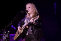 Amerikanische Singer/Songwriterin Melissa Etheridge gastiert auf ihrer "Yes I Am – 25th Anniversary"-Tour in der Mitsubishi Electric Halle Düsseldorf (&copy; Thomas Brill)