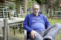 Deutsche Kunsthistoriker Michael Euler-Schmidt im Garten seines Hauses in der Kölner Straße 25E, 50226 Frechen  (© Thomas Brill)