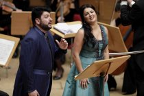 Russische Sopranistin Anna Netrebko gastiert in Begleitung des aserbaidschanischen Tenors Yusif Eyvazov mit der Neuen Philharmonie Westfalen unter der Leitung des italienischen Dirigenten Michelangelo Mazza in der Philharmonie Köln (© Thomas Brill)