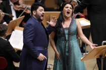 Russische Sopranistin Anna Netrebko gastiert in Begleitung des aserbaidschanischen Tenors Yusif Eyvazov mit der Neuen Philharmonie Westfalen unter der Leitung des italienischen Dirigenten Michelangelo Mazza in der Philharmonie Köln (© Thomas Brill)