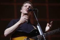 Englischer Singer-Songwriter George Ezra gastiert auf seiner "Staying at Tamara’s"-Tour in der Lanxess Arena Köln (© Thomas Brill)
