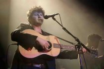 Schweizer Singer-Songwriter Julian Pollina alias Faber gastiert auf seiner "Addio"- Release-Tour im Gloria Theater Köln (© Thomas Brill)