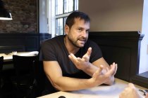 Deutscher Opern- und Liedsänger Holger Falk im Interview bezüglich des Stücks "L’amour de loin" basierend auf der Geschichte von Jaufré Rudel, einem Troubadour des 12. Jahrhunderts und Prinzen von Blaye, das am 24. Oktober 2021 Premiere feiern wird  (&copy; Thomas Brill)