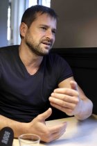 Deutscher Opern- und Liedsänger Holger Falk im Interview bezüglich des Stücks "L’amour de loin" basierend auf der Geschichte von Jaufré Rudel, einem Troubadour des 12. Jahrhunderts und Prinzen von Blaye, das am 24. Oktober 2021 Premiere feiern wird  (&copy; Thomas Brill)
