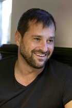 Deutscher Opern- und Liedsänger Holger Falk im Interview bezüglich des Stücks "L’amour de loin" basierend auf der Geschichte von Jaufré Rudel, einem Troubadour des 12. Jahrhunderts und Prinzen von Blaye, das am 24. Oktober 2021 Premiere feiern wird  (&copy; Thomas Brill)