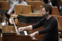 Ungarische Organist László Fassang gastiert in Begleitung des Königliche Concertgebouworchester Amsterdam unter der Leitung des ungarischen Dirigenten Peter Eötvös in der Philharmonie Köln (&copy; Thomas Brill)