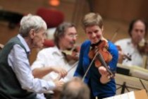 Deutsche Violinistin Isabelle Faust begleitet das Orchester des 18. Jahrhunderts unter der Leitung des niederländischen Dirigenten Frans Brüggen in der Philharmonie Köln (© Thomas Brill)