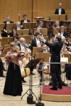 Deutsche Violinistin Isabelle Faust gastiert in Begleitung des Swedish Radio Symphony Orchestra unter der Leitung des britischen Dirigenten Daniel Harding in der Kölner Philharmonie (© Thomas Brill)