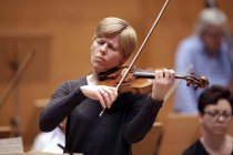 Deutsche Violinistin Isabelle Faust gastiert in Begleitung des London Symphony Orchestra unter der Leitung des britischen Dirigenten Sir John Eliot Gardiner in der Kölner Philharmonie (© Thomas Brill)