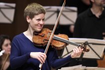 Deutsche Violinistin Isabelle Faust gastiert in Begleitung des Ensemble Il Giardino Armonico unter der Leitung des italienischen Dirigenten Giovanni Antonini in der Philharmonie Köln (© Thomas Brill)
