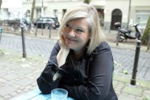 Deutsche Singer-Songwriterin Hanna Fearns im Interview über ihr Debutalbum “Sentimental Bones” im Café Elefant Köln (© Thomas Brill)