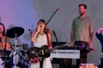 Kanadische Pop-Sängerin und Gitarristin Leslie Feist gastiert auf ihrer "Metals"-Tour Open Air am Tanzbrunnen Köln (© Thomas Brill)