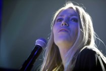 Deutsche Sängerin Alexa Feser gastierte auf ihrer "Zwischen den Sekunden - Akustik"-Tour in der Kulturkirche Köln (&copy; Thomas Brill)