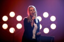 Deutsche Sängerin Alexa Feser gastierte auf ihrer "Zwischen den Sekunden - Akustik"-Tour in der Kulturkirche Köln (&copy; Thomas Brill)