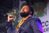 Deutsche Soul-Sänger Fetsum Sebhat gastiert auf seiner "The Colors of Hope"-Tour bei "Soul im Brunnen" Open Air am Tanzbrunnen Köln (© Thomas Brill)