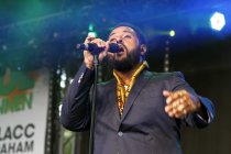 Deutsche Soul-Sänger Fetsum Sebhat gastiert auf seiner "The Colors of Hope"-Tour bei "Soul im Brunnen" Open Air am Tanzbrunnen Köln (© Thomas Brill)