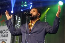 Deutsche Soul-Sänger Fetsum Sebhat gastiert auf seiner "The Colors of Hope"-Tour bei "Soul im Brunnen" Open Air am Tanzbrunnen Köln (© Thomas Brill)