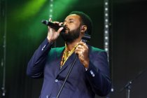 Deutsche Soul-Sänger Fetsum Sebhat gastiert auf seiner "The Colors of Hope"-Tour bei "Soul im Brunnen" Open Air am Tanzbrunnen Köln (© Thomas Brill)