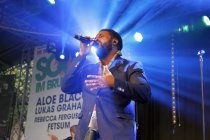 Deutsche Soul-Sänger Fetsum Sebhat gastiert auf seiner "The Colors of Hope"-Tour bei "Soul im Brunnen" Open Air am Tanzbrunnen Köln (© Thomas Brill)