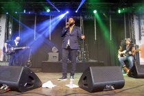 Deutsche Soul-Sänger Fetsum Sebhat gastiert auf seiner "The Colors of Hope"-Tour bei "Soul im Brunnen" Open Air am Tanzbrunnen Köln (© Thomas Brill)