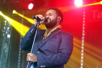 Deutsche Soul-Sänger Fetsum Sebhat gastiert auf seiner "The Colors of Hope"-Tour bei "Soul im Brunnen" Open Air am Tanzbrunnen Köln (© Thomas Brill)