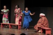 Drama und Musical-Gruppe des ghanaischen Nationaltheaters Accra Abibigromma gastiert mit dem Musical "Firestorm" im Rautenstrauch-Joest-Museum Köln (&copy; Thomas Brill)