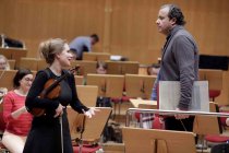 Deutsche Violinistin Julia Fischer gastiert in Begleitung des Orchesters der BBC Philharmonic unter der Leitung des spanischen Dirigenten Juanjo Mena in der Philharmonie Köln (© Thomas Brill)
