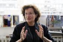 Museumleiterin Hannelore Fischer in der Ausstellung "aus/gezeichnet/zeichnen", die vom 12. März bis 9. Mai 2010 im Käthe Kollwitz Museum Köln gastieren wird (© Thomas Brill)