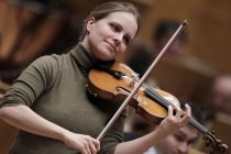 Deutsche Violinistin Julia Fischer begleitet die Tonhalle-Orchester Zürich unter der Leitung des polnischen Dirigenten Michał Nesterowicz in der Philharmonie Köln (© Thomas Brill)