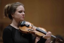 Deutsche Violinistin Julia Fischer gastiert in Begleitung des Orchesters der BBC Philharmonic unter der Leitung des spanischen Dirigenten Juanjo Mena in der Philharmonie Köln (© Thomas Brill)