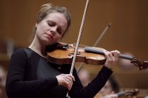 Deutsche Violinistin Julia Fischer gastiert in Begleitung des Orchesters der BBC Philharmonic unter der Leitung des spanischen Dirigenten Juanjo Mena in der Philharmonie Köln (© Thomas Brill)