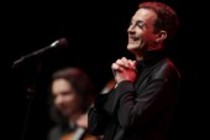 Deutsche Chansonnier Tim Fischer singt ein Knef-Konzert im Opernhaus Köln (© Thomas Brill)