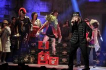 Köbes Underground mit Bandleader Ecki Pieper und das ganze Ensemble als "Flaschensammler" bei der Stunksitzung 2015 im E-Werk Köln (© Thomas Brill)