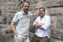 Schweizer Theaterregisseur Dominik Flaschka und der schweizer Schauspieler Eric Hättenschwiler im Interview bezüglich den katastrophalen Krimi "THE SHOW MUST GO WRONG" im Textilcafé Köln (© Thomas Brill)