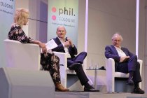 Deutsche Politiker Olaf Scholz und der deutsche Sozialphilosoph Axel Honneth diskutieren über Axel Honneths Buch "Der arbeitende Souverän" im Rahmen der phil.COLOGNE in der Flora Köln (© Thomas Brill)