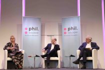 Deutsche Politiker Olaf Scholz und der deutsche Sozialphilosoph Axel Honneth diskutieren über Axel Honneths Buch "Der arbeitende Souverän" im Rahmen der phil.COLOGNE in der Flora Köln (© Thomas Brill)