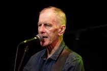 Australischer Sänger Robert Forster gastiert mit seiner Swedish Band auf seiner "Strawberries"-Tour im Stadtgarten Köln (© Thomas Brill)
