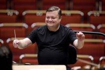 Finnische Dirigent Mikko Franck leitet das Orchestre Philharmonique de Radio France in der Philharmonie Köln (© Thomas Brill)