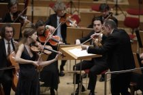Norwegische Violinistin Vilde Frang begleitet das Gürzenich-Orchester Köln unter der Leitung des französischen Dirigenten François-Xavier Roth in der Philharmonie Köln (© Thomas Brill)