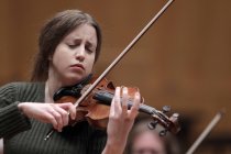 Norwegische Violinistin Vilde Frang begleitet das Radio Filharmonisch Orkest unter der Leitung des deutschen Dirigenten Markus Stenz in der Philharmonie Köln (© Thomas Brill)
