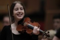 Norwegische Violinistin Vilde Frang begleitet die MCO Academy NRW des Mahler Chamber Orchestra unter der Leitung des finnischen Dirigenten Esa-Pekka Salonen in der Philharmonie Köln (© Thomas Brill)