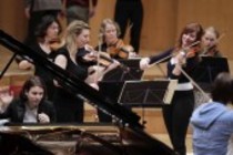 Französische Pianist David Fray gastiert in Begleitung der Amsterdam Sinfonietta unter der Leitung der englischen Violinistin Candida Thompson in der Philharmonie Köln (© Thomas Brill)
