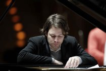 Französische Pianist David Fray gastiert in Begleitung des Orchestre de Chambre de Paris unter der Leitung des schottischen Dirigenten Douglas Boyd in der Philharmonie Köln (© Thomas Brill)