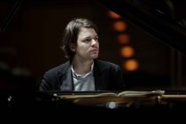 Französische Pianist David Fray gastiert in Begleitung des Orchestre de Chambre de Paris unter der Leitung des schottischen Dirigenten Douglas Boyd in der Philharmonie Köln (© Thomas Brill)